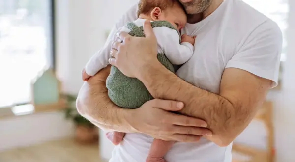 Ojciec tuli noworodka. W jakim wieku dziecko najbardziej potrzebuje ojca? W każdym, ale szczególnie w pierwszych miesiącach życia, gdy buduje więź i poczucie bezpieczeństwa.