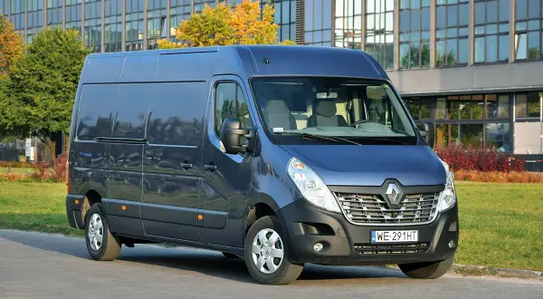 Granatowy Renault Master 2.3, gotowy do trasy. Ile oleju potrzebuje do pełnej sprawności?