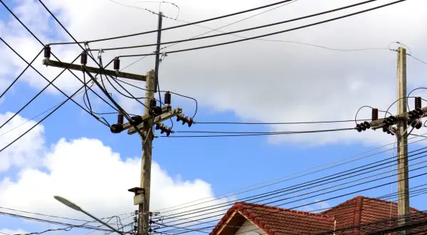 Ile za słup energetyczny na działce? Sprawdź swoje prawa i odszkodowanie