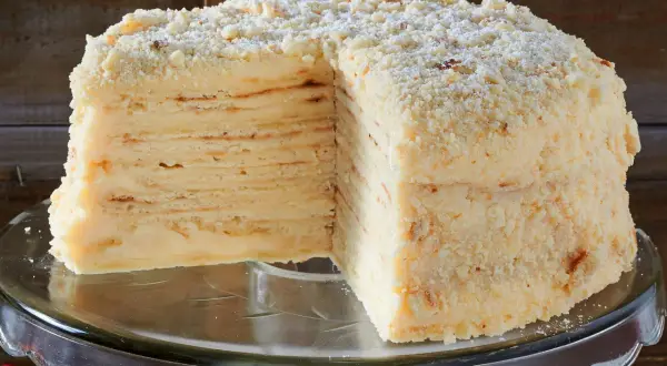 Schicht für Schicht ein Genuss: Dieses Napoleon Torte Rezept ergibt eine himmlische Torte mit vielen dünnen Teigschichten und cremiger Füllung, bestreut mit Krümeln.