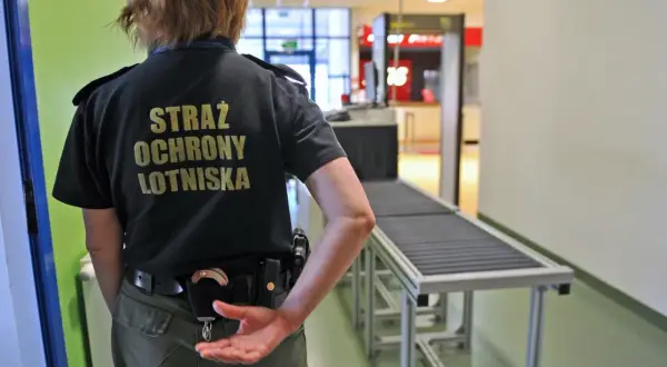 Straż Ochrony Lotniska czuwa przy bramkach na lotnisku, które wykrywają potencjalne zagrożenia.