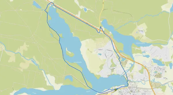 Trasa rowerowa wokół Jeziora Drwęckiego w Ostródzie. Widoczna droga S7 i fragment miasta.