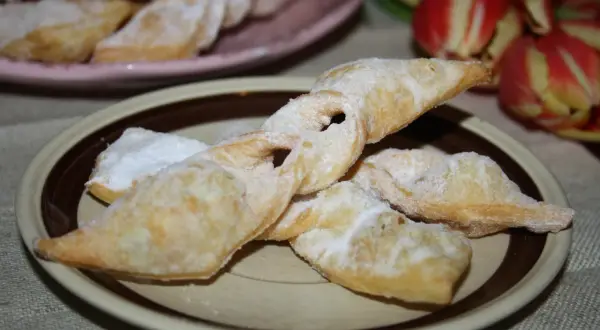 Chruściki posypane cukrem pudrem, idealne do kawy. Pyszny przepis na chruściki, który zawsze się udaje.