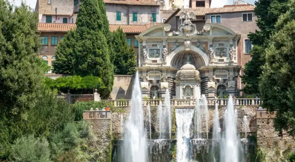 Fontana dell'Acqua Marcia a Tivoli, una delle top 10 cose da vedere nel Lazio, con giochi d'acqua e architettura rinascimentale.