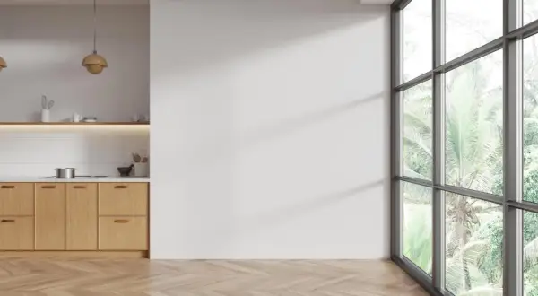 Cocina moderna con suelo de madera en espiga. Aprende como limpiar suelo de madera para mantenerlo impecable.