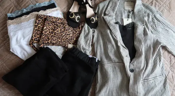 En randig kavaj, svarta byxor, leopardmönstrade trosor och spetstrosor i olika färger. Ett par svarta sandaler med gulddetaljer. En komplett tenue de ville.