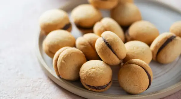 Baci di Dama Rezept: Zarte Kekse mit Schokoladenfüllung, perfekt für den Kaffeetisch.