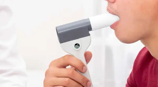 Jak prawidłowo używać spirometru? Poradnik krok po kroku