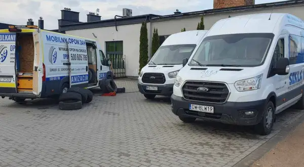 Kruszwil obecnie rozwija firmę Oponly, oferując mobilną wulkanizację 24h. Na zdjęciu widać jego pojazdy i sprzęt.