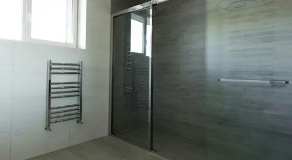 Modernes Bad mit Dusche und Handtuchwärmer. Die **bad elektroheizung** sorgt für wohlige Wärme.
