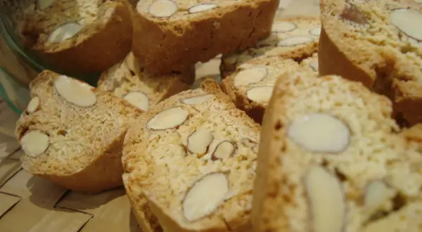 Des biscuits croquants aux amandes, une délicieuse recette italienne, prêts à être dégustés.
