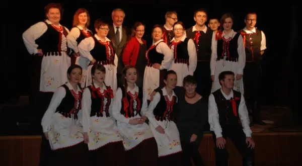 Zespół Rokiczanka w strojach ludowych, z pięknym haftem na spódnicach.