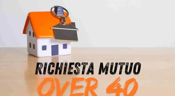 Modellino di casa con chiave, testo "Richiesta mutuo over 40". Scopri le agevolazioni mutuo prima casa over 40.