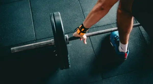 Ile kcal spala trening siłowy? Odkryj prawdziwe liczby i efekty