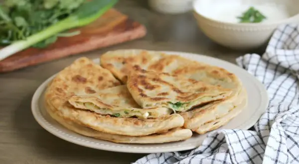 Färska, gyllene bolani med en smakrik fyllning. Ett perfekt recept för en hemlagad delikatess.