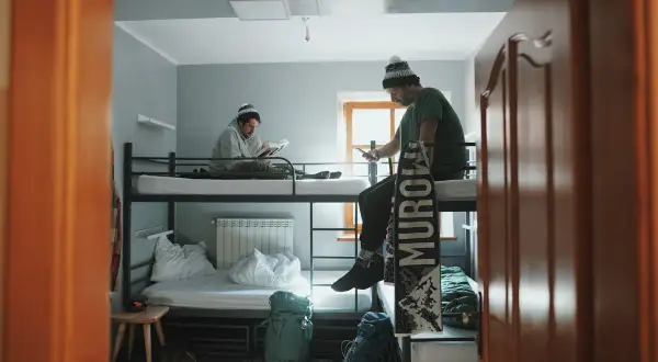 Ile kosztuje nocleg w schronisku? Ceny, zniżki i porady na sezon