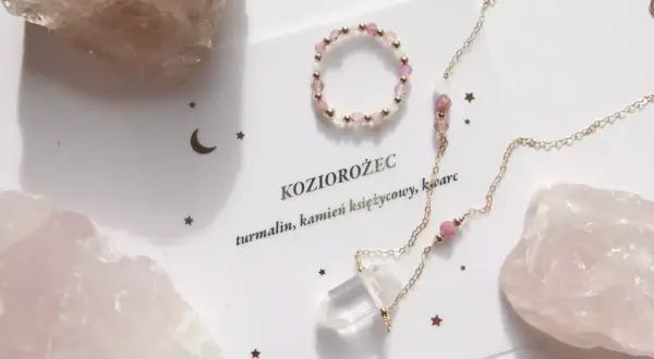 Delikatna biżuteria z różowych kamieni i kryształu, ozdobiona gwiazdkami i księżycem, nawiązuje do znaku zodiaku Koziorożec.