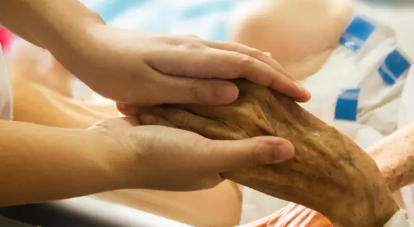 Hospicjum domowe NFZ: Co przysługuje? Pełna opieka i sprzęt za darmo