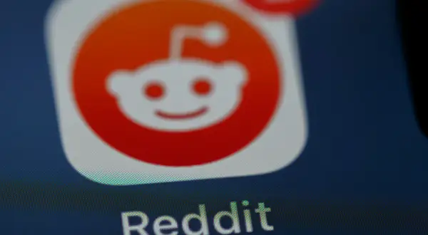 Ikona aplikacji Reddit z powiadomieniem "2". Zastanawiasz się reddit co to? To platforma społecznościowa.