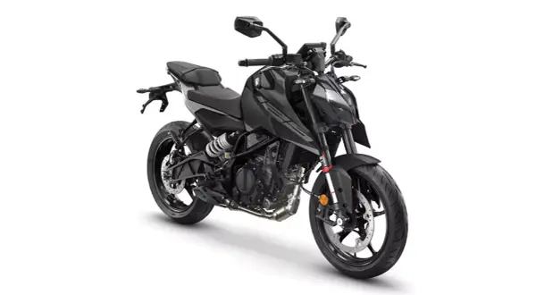 KTM Duke 125 en negro mate, lista para la acción. Su peso es ideal para agilidad urbana.