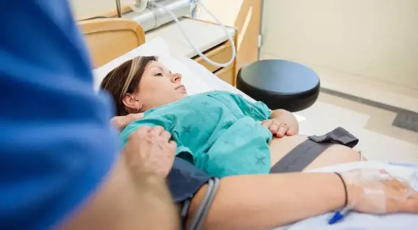 Kiedy ustaje krwawienie po porodzie? Poznaj ważne informacje i porady