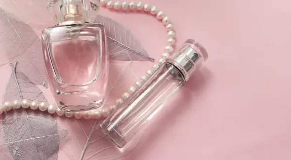 Czym się różni woda perfumowana od toaletowej? Odkryj kluczowe różnice