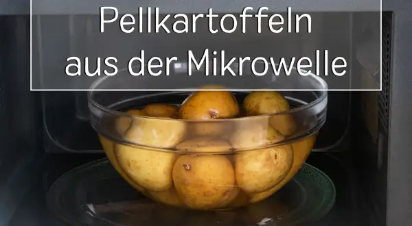 Pellkartoffeln in einer Glasschüssel in der Mikrowelle. Schnelle Zubereitung für eine leckere Beilage.