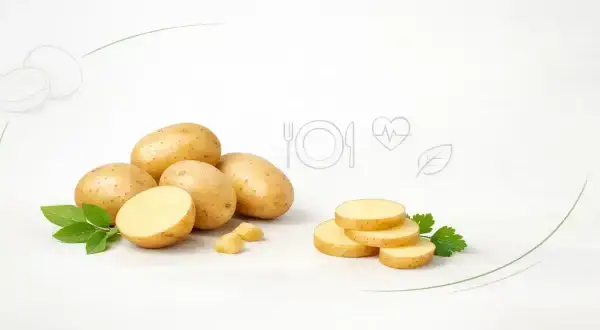 Całe i pokrojone ziemniaki, świeże zioła. Zastanawiasz się nad gotowane ziemniaki kcal? Oto inspiracja.