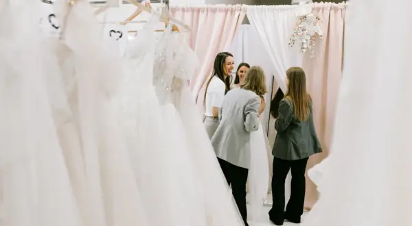 Kiedy szukać sukni ślubnej? Idealny harmonogram bez stresu!