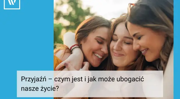 Trzy uśmiechnięte kobiety obejmują się, ukazując piękne **cechy przyjaźni**: bliskość, radość i wsparcie.