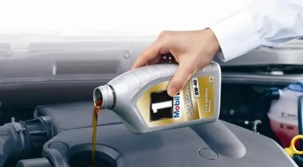 Dolewanie oleju Mobil 1 0W-40 do silnika benzynowego. To właściwy wybór dla Twojego auta.