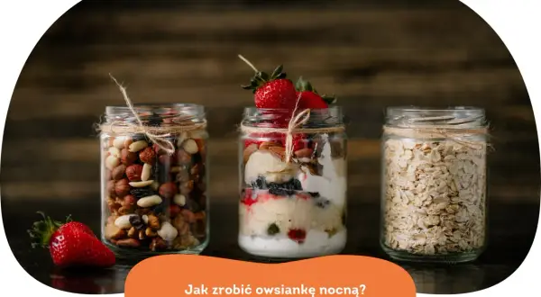 Słoiki z bakaliami, owsianką i gotową nocną owsianką z owocami. Idealne na szybkie śniadanie.