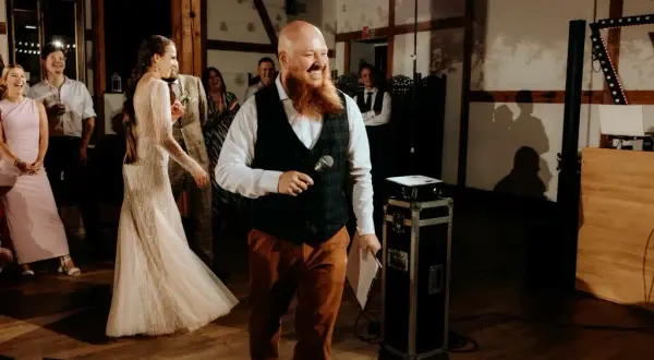 Jak napisać do DJ-a na 18? Kompletny poradnik i wzory wiadomości