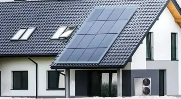 Nowoczesny dom z panelami słonecznymi na dachu. System fotowoltaiczny zapewnia energię, chroniąc przed blackoutem.