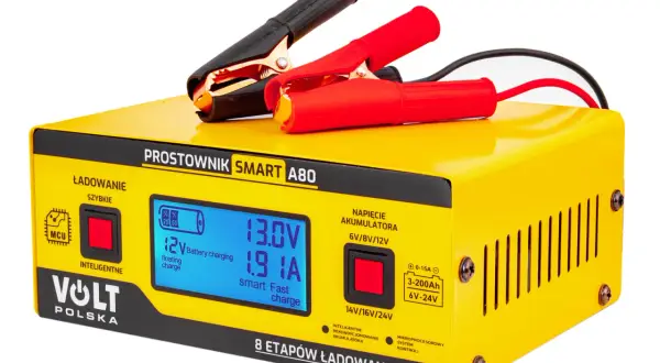 Żółty prostownik Volt Polska SMART A80 z wyświetlaczem LCD i klemami do akumulatora.