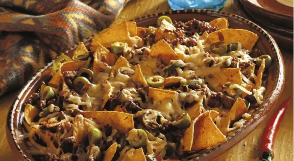 Herzhafte Nachos mit Hackfleisch, Käse und Oliven. Ein köstlicher Unterschied zu einfachen Tortillas!