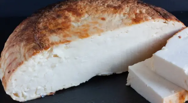 Ricotta salata stagionata, con crosta dorata e interno bianco. Perfetta per chi cerca un sapore intenso, ma vuole conoscere le ricotta salata calorie.