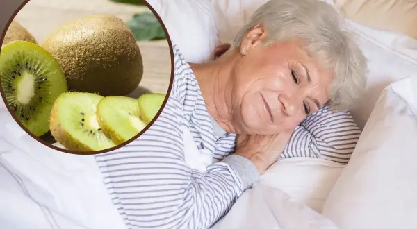 Starsza pani śpi spokojnie, a obok niej kiwi co leczy – owoc wspomagający zdrowy sen i regenerację.