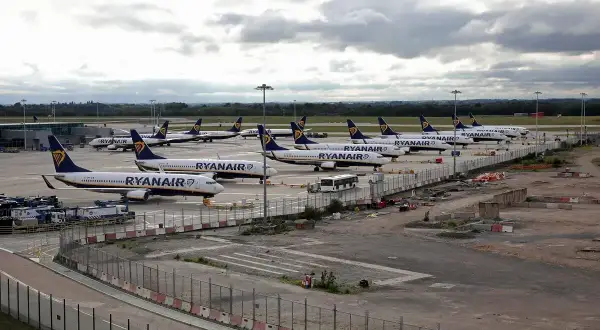 Wiele samolotów Ryanair na płycie lotniska, gotowych do lotów do Anglii.