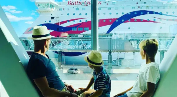 Familjen väntar på sin 40 timmars kryssning. En stor färja, Baltic Queen, ligger vid kajen.