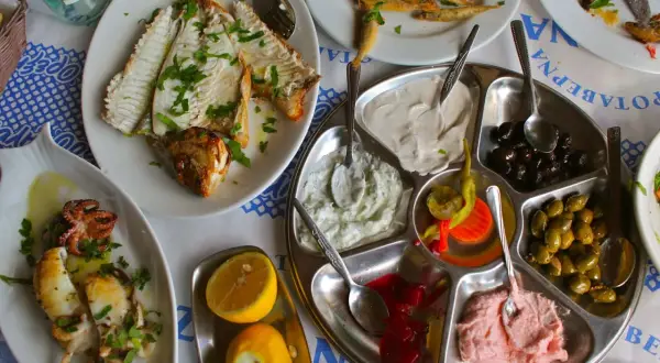 Pyszne jedzenie na Cyprze: grillowana ryba, kalmary, ośmiorniczki, oliwki i dipy.