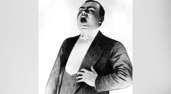 Caruso tenor w szczytowym momencie arii, z otwartymi ustami i dłonią na piersi.