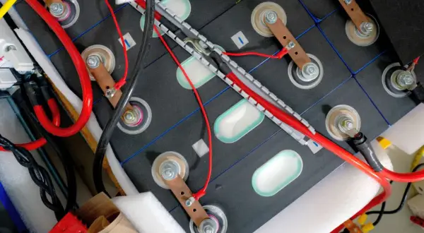 Ile kosztuje bateria do samochodu elektrycznego i co musisz wiedzieć?