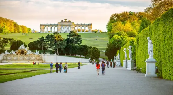 Spacerem po ogrodach pałacu Schönbrunn, gdzie można podziwiać fontanny i rzeźby. Bilety do pałacu Schönbrunn warto kupić wcześniej.