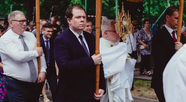 Uroczysta procesja z monstrancją, podczas której wierni czczą Eucharystię.