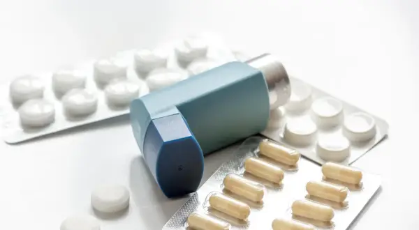 Inhalator i opakowania leków, w tym kapsułki i tabletki. Może być stosowany jako wsparcie przy problemach z oddychaniem, podobnie jak n acetylocysteina.