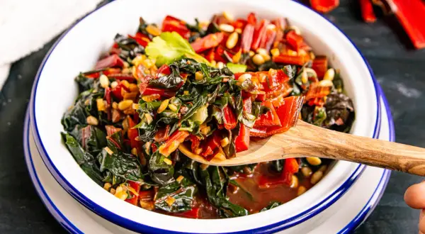 Buntes Mangoldgemüse mit Pinienkernen, eine köstliche Idee für Mangold Rezepte.