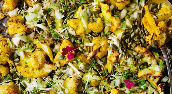 Rostad blomkål med pumpakärnor och örter, en del av en antiinflammatorisk kost. Smakfullt och nyttigt!