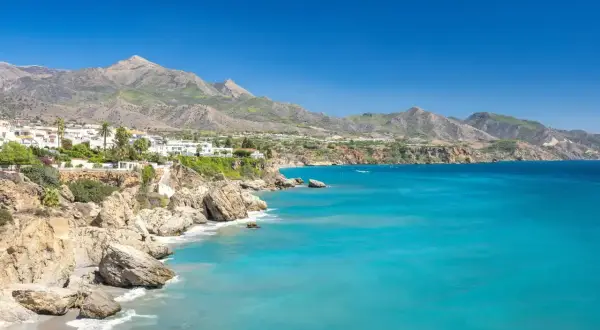 Costa de Nerja, Málaga, con sus casas blancas en acantilados y el mar turquesa.