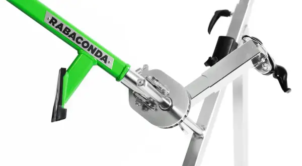 Herramienta Rabaconda para destalonar rueda moto. Mecanismo de metal y brazo verde brillante.